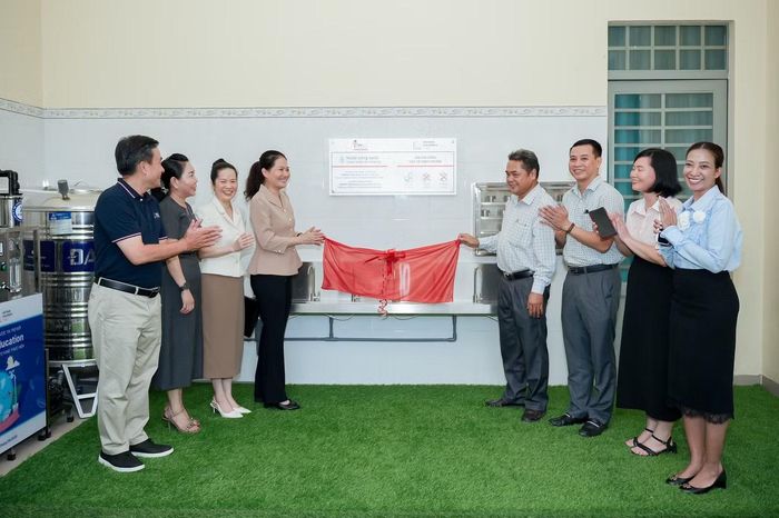 Đại diện Sở GD&ĐT TPHCM, lãnh đạo địa phương cùng với iSMART Education, VCF SE và Ban Giám hiệu nhà trường thực hiện nghi thức khánh thành hệ thống lọc nước.