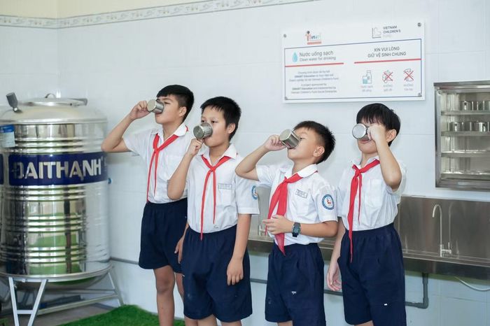 Hệ thống nước uống mới đã sẵn sàng phục vụ nhu cầu sinh hoạt hằng ngày của hơn 700 học sinh ngay trước thềm năm học 2026 - 2027.