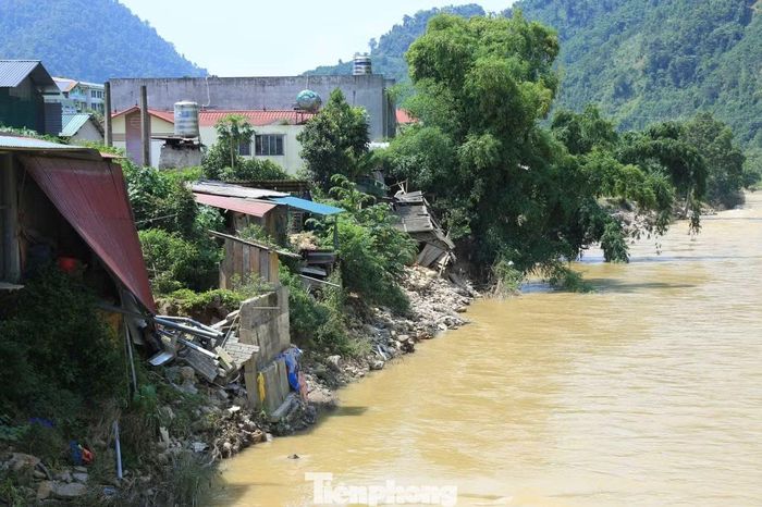 Các hộ dân sinh sống dọc suối Ngòi Hút bị sạt lở nghiêm trọng phía sau nhà.