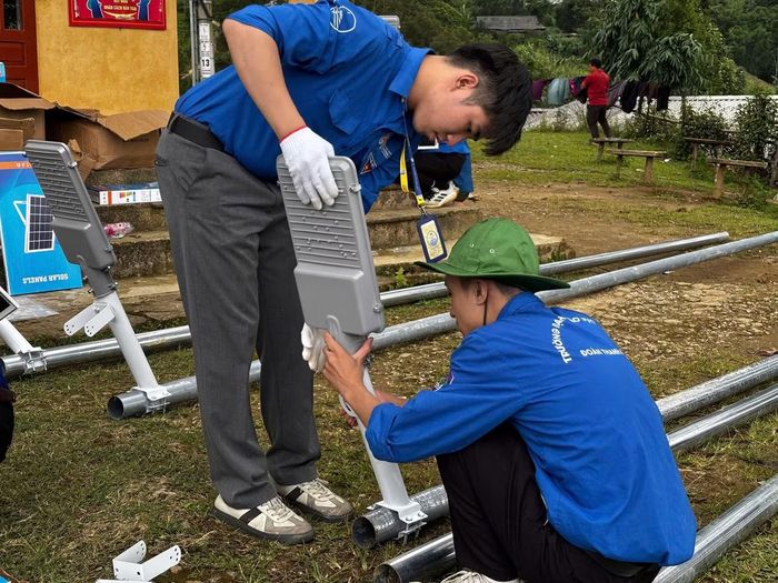 Sinh viên tình nguyện tham gia thực hiện công trình "Ánh sáng xanh". Ảnh: CTV