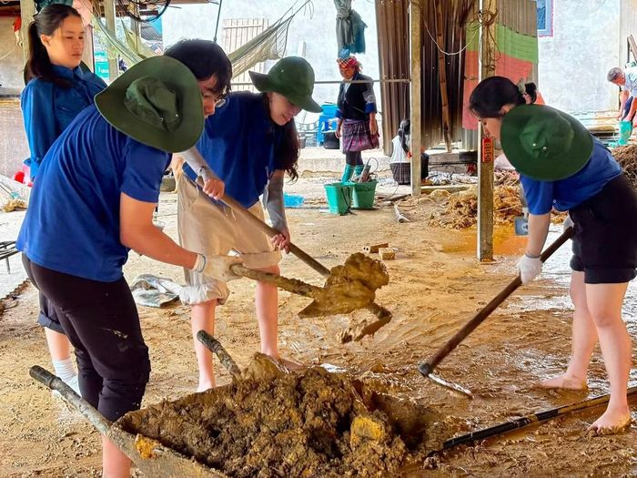 Đội sinh viên tình nguyện trường ĐH Giáo dục tham gia dọn dẹp vệ sinh sau mưa lũ. ﻿Ảnh: CTV 