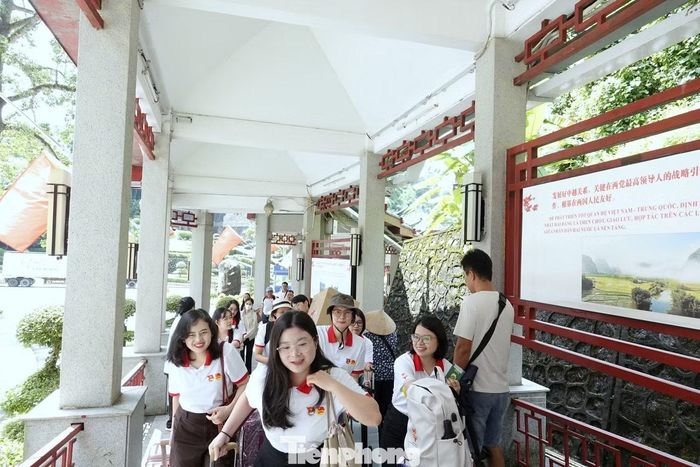 Đoàn đại biểu thanh niên Việt Nam nhập cảnh vào Trung Quốc, sáng 20/8.