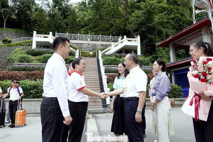 Đại diện phía Trung Quốc chào đón Trưởng đoàn và các đại biểu thanh niên Việt Nam tới Quảng Tây tham gia chương trình.