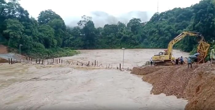 Cây cầu tạm bị nước lũ cuốn vào sáng 20/8.