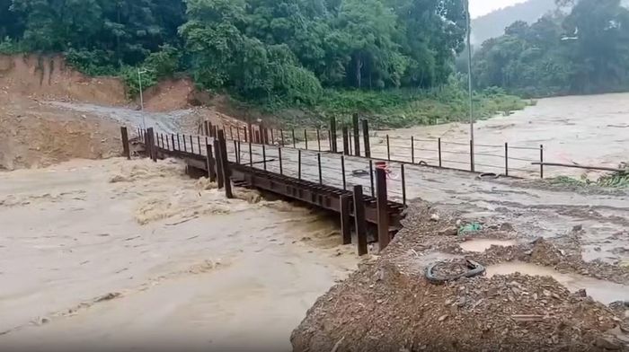 Cây cầu tạm trước khi bị lũ cuốn trôi.