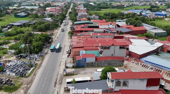 Loạt nhà xưởng dọc Quốc lộ 3, địa bàn xã Trung Giã