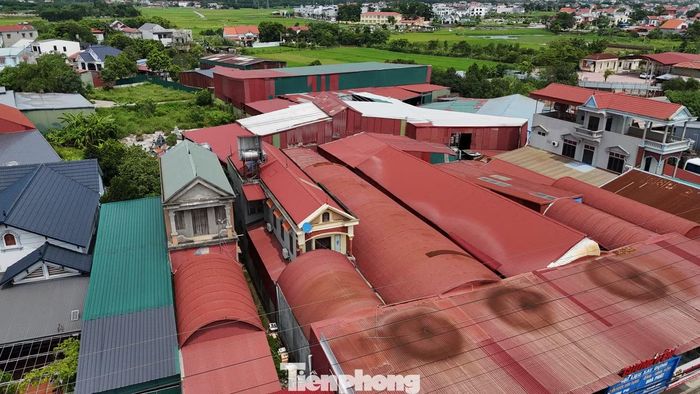 Nhà cũ bị "bọc kín" bởi nhà xưởng