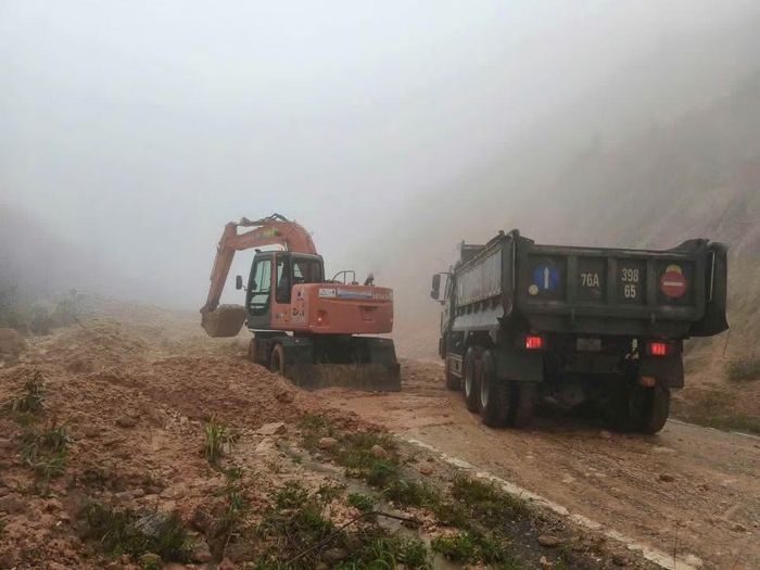 Sở Xây dựng Quảng Ngãi chỉ đạo khẩn trương khắc phục điểm sạt lở, dọn đất đá, thông tuyến.