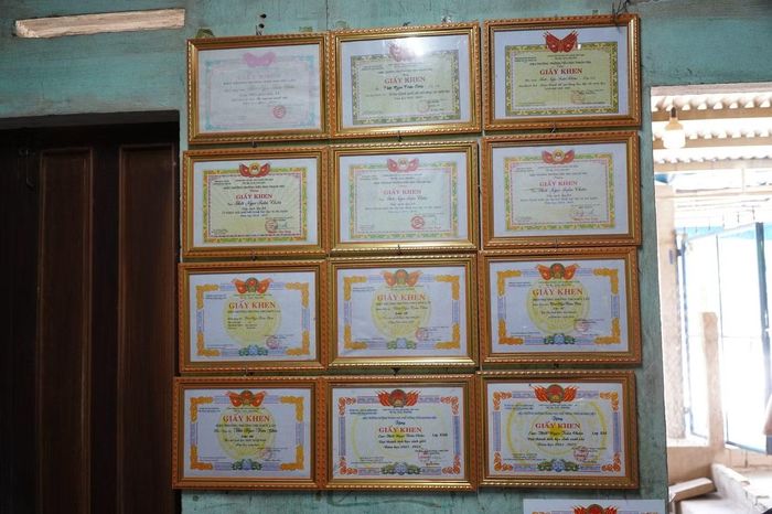 Suốt 12 năm học, Châu liên tục đạt danh hiệu học sinh giỏi, học sinh xuất sắc.