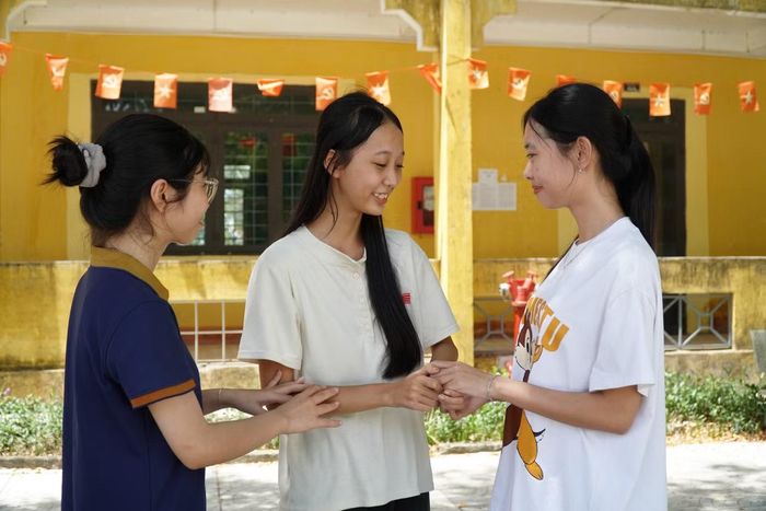 Bạn bè vui mừng, chúc mừng Trân Châu khi hay tin em trở thành thủ khoa.