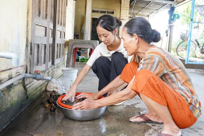 Từ năm lớp 5, Trân Châu đã phụ bà bán ốc mưu sinh.