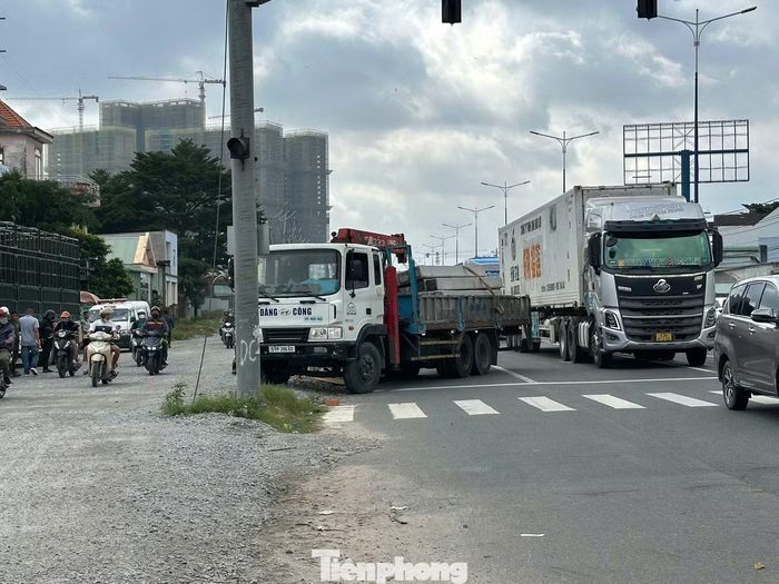 Xe tải cẩu chở cọc bê tông liên quan đến vụ tai nạn. Ảnh: Nguyễn Tiến