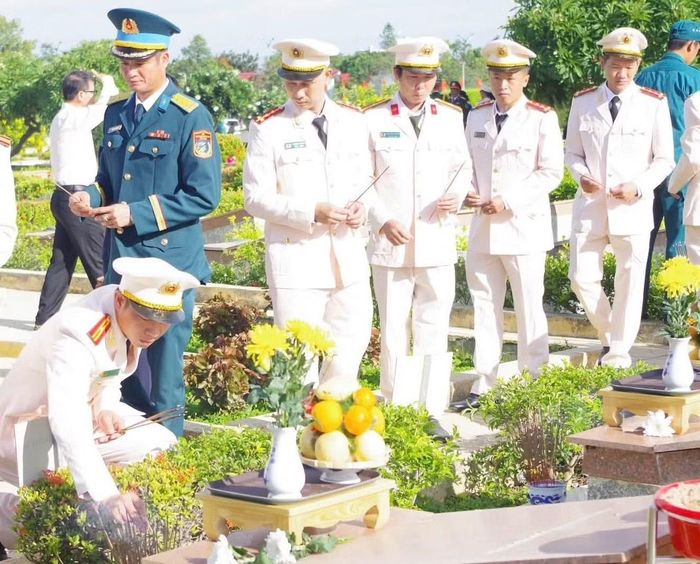 Lực lượng Công an tỉnh Khánh Hòa thắp hương, viếng mộ các anh hùng liệt sĩ.
