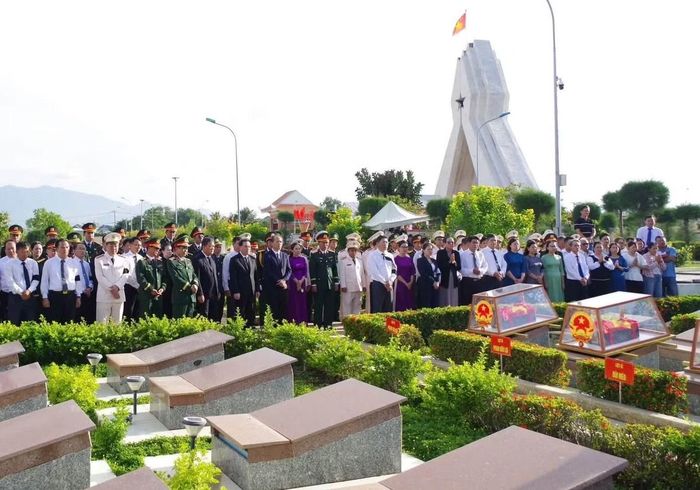 Lãnh đạo Tỉnh ủy, HĐND, UBND, Ủy ban MTTQ tỉnh; đại diện các tổ chức chính trị - xã hội, lực lượng vũ trang tỉnh; cùng đông đảo cán bộ, chiến sĩ, nhân dân và thân nhân các liệt sĩ tỉnh Khánh Hòa đến viếng các anh hùng liệt sĩ.