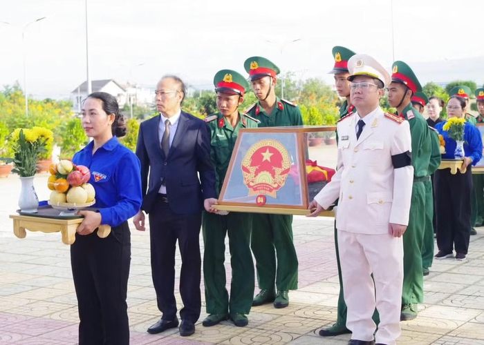 Lãnh đạo Uỷ ban MTTQ và Công an tỉnh Khánh Hòa di chuyển hài cốt các liệt sĩ từ lễ đài đến an táng tại ô mộ.