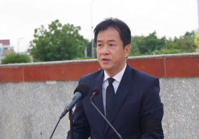 Phó Chủ tịch Thường trực UBND tỉnh Nguyễn Long Biên đọc điếu văn truy điệu các liệt sĩ.