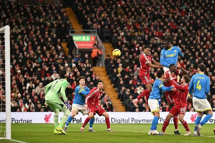  Liverpool (áo đỏ) là một trong những đội thủng lưới nhiều nhất từ các tình huống cố định mùa trước. 