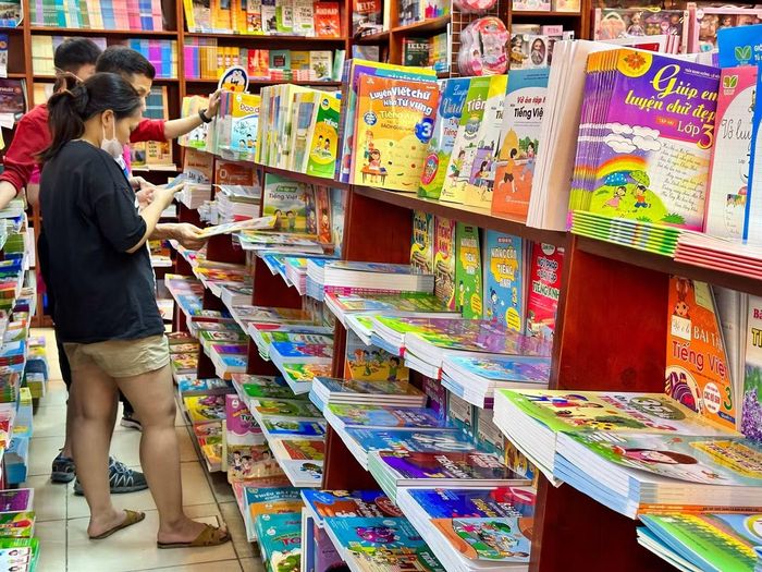 Phụ huynh tìm mua SGK tại một nhà sách ở Hà Nội (ảnh: Như Ý)