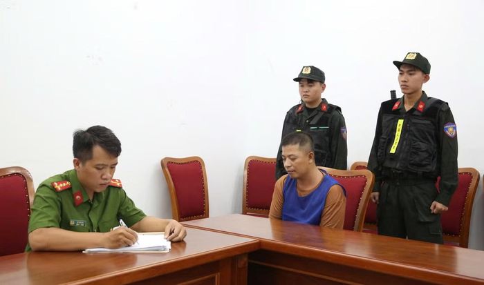 Công an lấy lời khai một trong số các đối tượng cầm đầu.