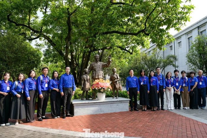 Đoàn công tác dâng hoa tưởng niệm tại tượng Chủ tịch Hồ Chí Minh trong khuôn viên Khu học xá Trung ương, còn gọi là Trường Dục Tài Nam Ninh, thuộc Đại học Quảng Tây.