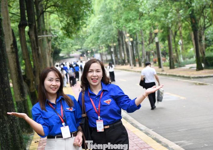 Cô Nguyễn Thùy Chi - Bí thư Đoàn trường THPT Dân tộc nội trú tỉnh Lạng Sơn (phải) và cô Trịnh Sao Linh - Bí thư Đoàn trường THPT chuyên Chu Văn An, tỉnh Lạng Sơn.
