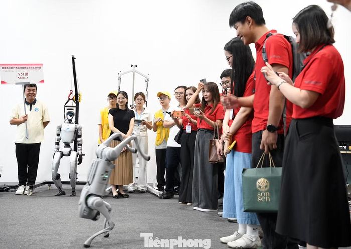 Đoàn đại biểu tìm hiểu về các loại robot thông minh tại Trung tâm Hợp tác đổi mới sáng tạo trí tuệ nhân tạo Trung Quốc - ASEAN, Học viện Trí tuệ Nhân tạo Quảng Tây.