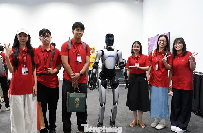 Nguyễn Tuấn Long - học sinh Trường THPT chuyên Trần Phú, TP. Hải Phòng (thứ 3 từ trái qua) tại Trung tâm Hợp tác đổi mới sáng tạo trí tuệ nhân tạo Trung Quốc - ASEAN.