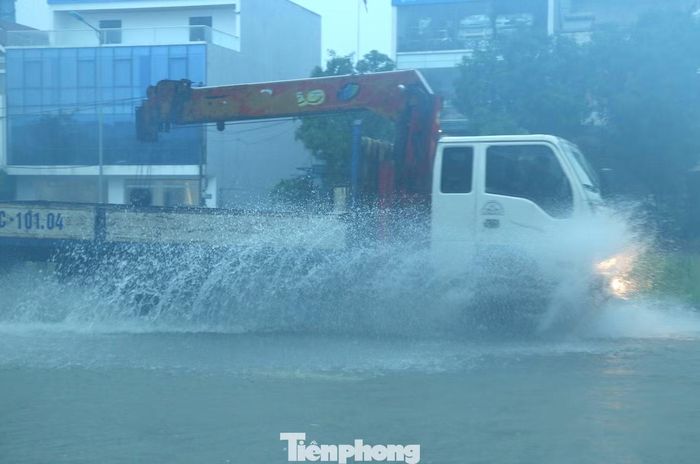 Trận mưa kéo dài nhiều giờ khiến một số tuyến đường chìm trong biển nước.