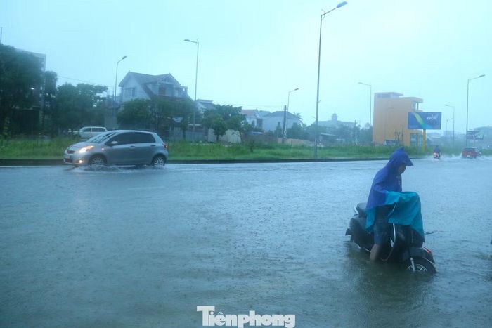 Nước ngập sâu, một số phương tiện buộc phải đi ngược chiều trên đường 72m để tìm lối di chuyển thuận tiện hơn.