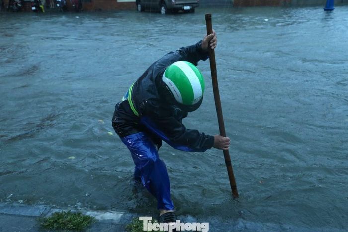Công nhân môi trường thông cống, khơi dòng thoát nước tại khu vực ngập.