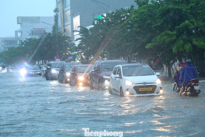 Các tuyến đường ngập nặng gồm đại lộ 72m, Nguyễn Văn Cừ, Lý Thường Kiệt, Phan Bội Châu…