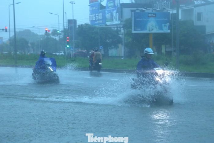 Để chống ngập, trong giai đoạn 2020-2025, thành phố Vinh (cũ) đầu tư hơn 900 tỉ đồng triển khai 33 công trình, dự án cải tạo đường, nâng cấp hệ thống thoát nước.