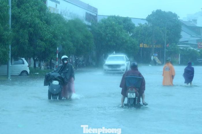  Nhiều phương tiện bị chết máy﻿, người dân phải đẩy bộ trên đường Ngô Gia Tự. 