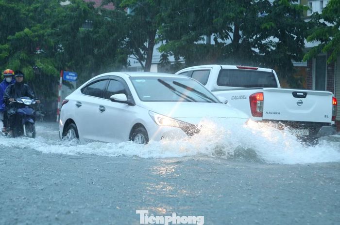 Đường Nguyễn Văn Cừ giao đường Lê Hồng Phong bị ngập sâu, có đoạn ngập nửa bánh xe khiến các phương tiện di chuyển rất khó khăn.