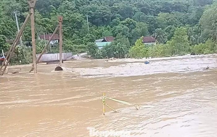 Những ngày qua, tại xã Tam Thái xảy ra mưa lớn kéo dài. Đặc biệt, từ đêm 19/8 đến sáng 20/8, nước lũ từ thượng nguồn đổ về khiến mực nước tại các sông, suối trên địa bàn dâng cao.