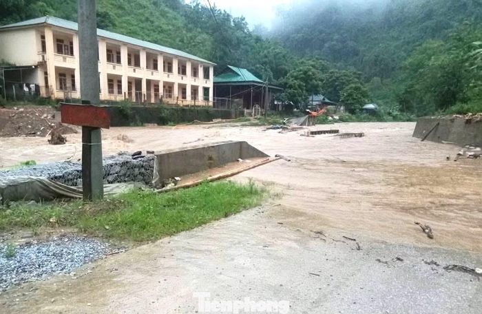 Đến thời điểm hiện tại, toàn xã vẫn còn 7 bản với 631 hộ (3.081 người dân) đang bị cô lập do đường xã bị nước lũ chia cắt.