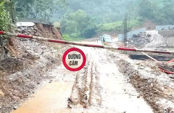 Nhiều tuyến đường bị ngập lụt không đảm bảo an toàn được đơn vị chức năng lập chốt chặn.