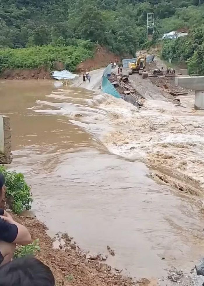 Nước lũ cuồn cuộn đổ qua khu vực cầu ở bản Xóng Con, bản Khổi (xã Tam Thái).