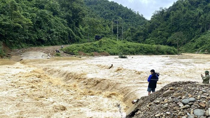 Chiều 20/8, ông Lô Dương Khánh - Chủ tịch UBND xã Tam Thái (Nghệ An) cho biết, dù đã ngớt mưa, nước lũ bắt đầu rút nhưng nhiều tuyến đường, cầu tràn trên địa bàn vẫn ngập sâu, gây chia cắt giao thông. Trong ảnh, nước lũ cuồn cuộn chảy, nhấn chìm cầu tràn tại bản Xóng Con (xã Tam Thái) vào trưa 20/8.