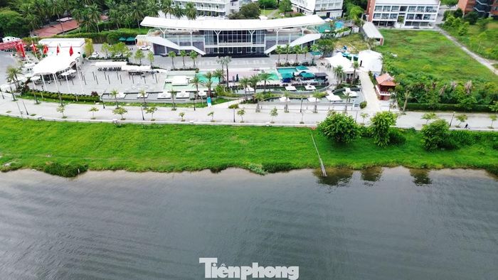 Ghi nhận từ công trình vào ngày 20/8, việc tháo dỡ những hạng mục vi phạm tại Huế Times Square vẫn chưa được triển khai. Theo chính quyền địa phương, việc cưỡng chế sẽ được thực hiện dứt điểm trong tháng 8 này, nhằm bảo đảm kỷ cương trong hoạt động xây dựng và giữ gìn cảnh quan khu vực trung tâm ven sông Hương.