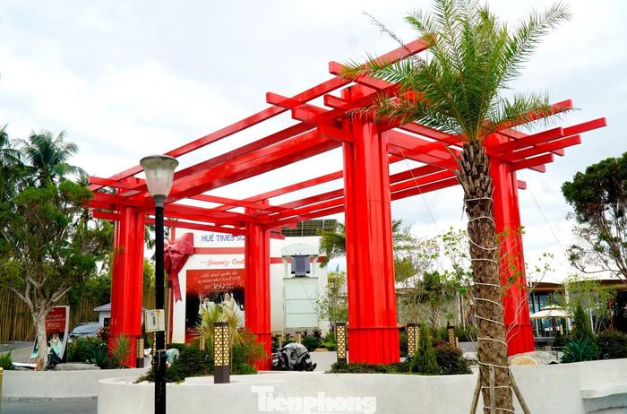 Cùng với đó là bốn trụ trang trí tại lối vào công trình cũng là hạng mục vi phạm... Theo đánh giá của cơ quan chức năng, các hạng mục phát sinh này không phù hợp với quy hoạch được phê duyệt, làm thay đổi quy mô công trình và ảnh hưởng đến không gian, cảnh quan khu vực ven sông Hương.