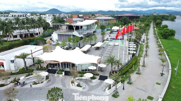 Đầu tháng 8 vừa qua, UBND phường Thuận Hóa ban hành quyết định cưỡng chế buộc thực hiện biện pháp khắc phục hậu quả. Theo quyết định này, Công ty TNHH Đầu tư và Vận tải An Phú Minh phải phá dỡ toàn bộ phần công trình xây dựng vi phạm và tự chịu mọi chi phí tổ chức thực hiện.