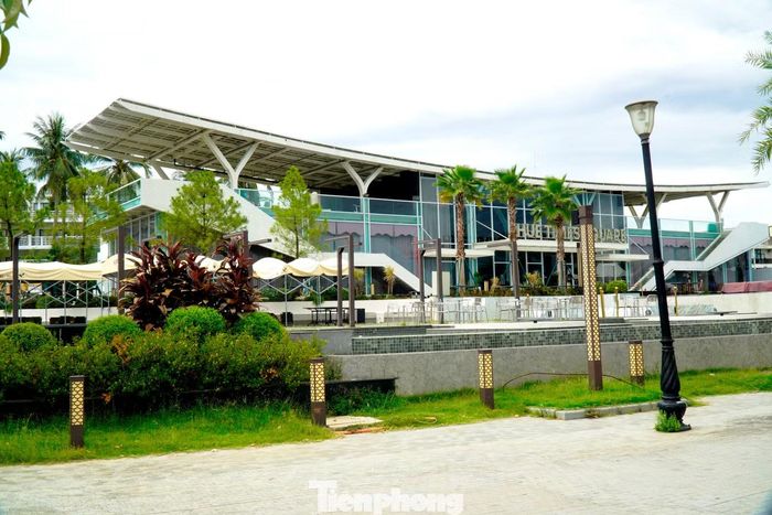 Trước đó, vào tháng 4/2026, UBND phường Thuận Hóa đã xử phạt Công ty TNHH Đầu tư và Vận tải An Phú Minh số tiền 110 triệu đồng do tổ chức thi công nhiều hạng mục không đúng giấy phép xây dựng được cấp tại dự án Huế Times Square, đồng thời yêu cầu dừng toàn bộ hoạt động xây dựng tại công trình.