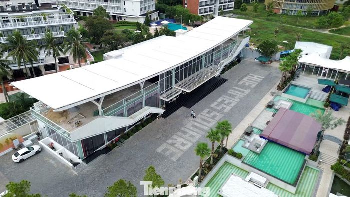 Thời điểm bị xử phạt, đại diện chủ đầu tư cho rằng việc xây dựng sai phép không phải hành vi cố ý mà xuất phát từ sự phối hợp nội bộ chưa nhịp nhàng. Doanh nghiệp đồng thời đề nghị được bổ sung, điều chỉnh giấy phép xây dựng để hợp thức hóa các hạng mục đã thi công.
