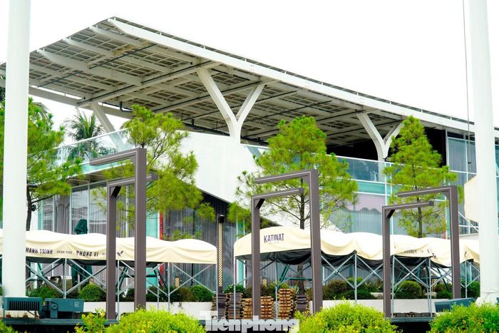 Tuy nhiên, qua kiểm tra thực tế, cơ quan chức năng phát hiện hàng loạt hạng mục được xây dựng vượt quy mô cho phép. Đáng chú ý, khu vực thông tầng giữa công trình đã được quây kính cường lực và lợp mái nhựa trong suốt với diện tích hơn 410 m2. Chủ đầu tư còn xây thêm hai ô thang máy, nâng tổng chiều cao công trình lên khoảng 12,2 m, vượt hơn 4 m so với chiều cao được cấp phép.