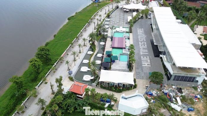 Sau khi ban hành quyết định xử phạt, UBND phường Thuận Hóa yêu cầu doanh nghiệp trong thời hạn 90 ngày phải hoàn thiện hồ sơ đề nghị điều chỉnh hoặc bổ sung giấy phép xây dựng theo quy định. Trường hợp quá thời hạn mà không hoàn tất thủ tục pháp lý, chủ đầu tư phải tháo dỡ các hạng mục vi phạm. Tuy nhiên, đến hết thời hạn cho phép, doanh nghiệp vẫn chưa khắc phục dứt điểm các tồn tại, sai phạm. Đề xuất điều chỉnh hồ sơ để giữ lại các hạng mục đã xây dựng cũng không được cơ quan chức năng chấp thuận.
