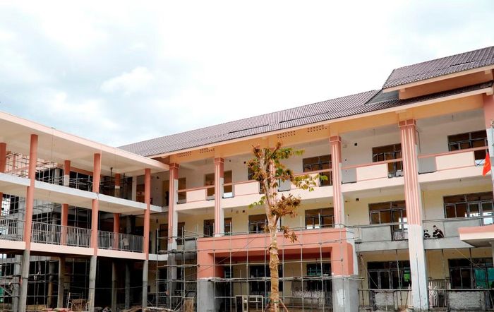 Thiết bị công nghệ thông tin hiện đại, đồ dùng dạy học được lắp đặt sẵn sàng phục vụ học sinh. File: Ảnh 2