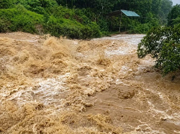 Ghi nhận vào chiều 20/8, khu vực đầu nguồn xã Sơn Kim 2 (Hà Tĩnh), nước từ thượng nguồn đổ về cuồn cuộn trong điều kiện mưa lớn kéo dài. Người dân được khuyến cáo hạn chế đi lại tại những khu vực có nguy cơ ngập, sạt lở.