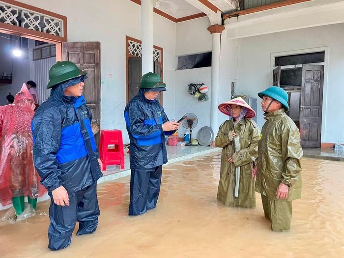  Xã Hồng Lộc cũng ghi nhận ngập cục bộ tại một số tuyến đường và khu dân cư, trong đó có khu vực thôn Quan Nam. Chính quyền địa phương đã trực tiếp kiểm tra, nắm tình hình và chỉ đạo triển khai các phương án ứng phó. 