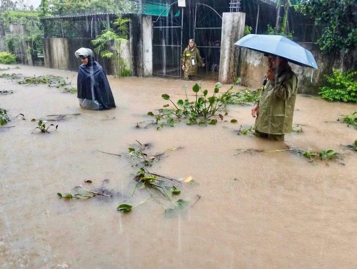 Tại xã Gia Hanh, mưa lớn kéo dài khiến nước dâng cao, tràn vào một số nhà dân, ảnh hưởng đến sinh hoạt của người dân.